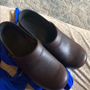 Dansko barrow brown brand new clogs